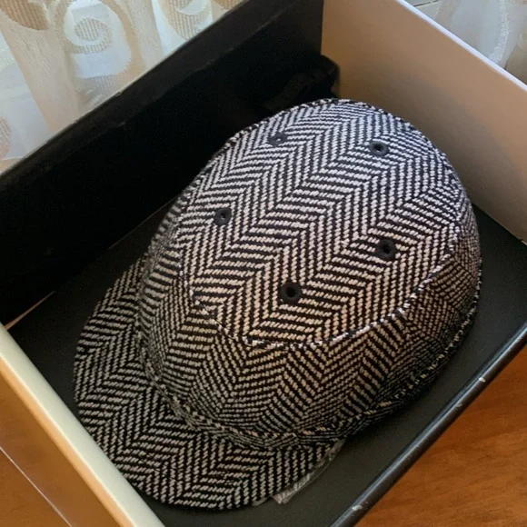 Brand new Yakkay bike helmet - Picture 2 of 4